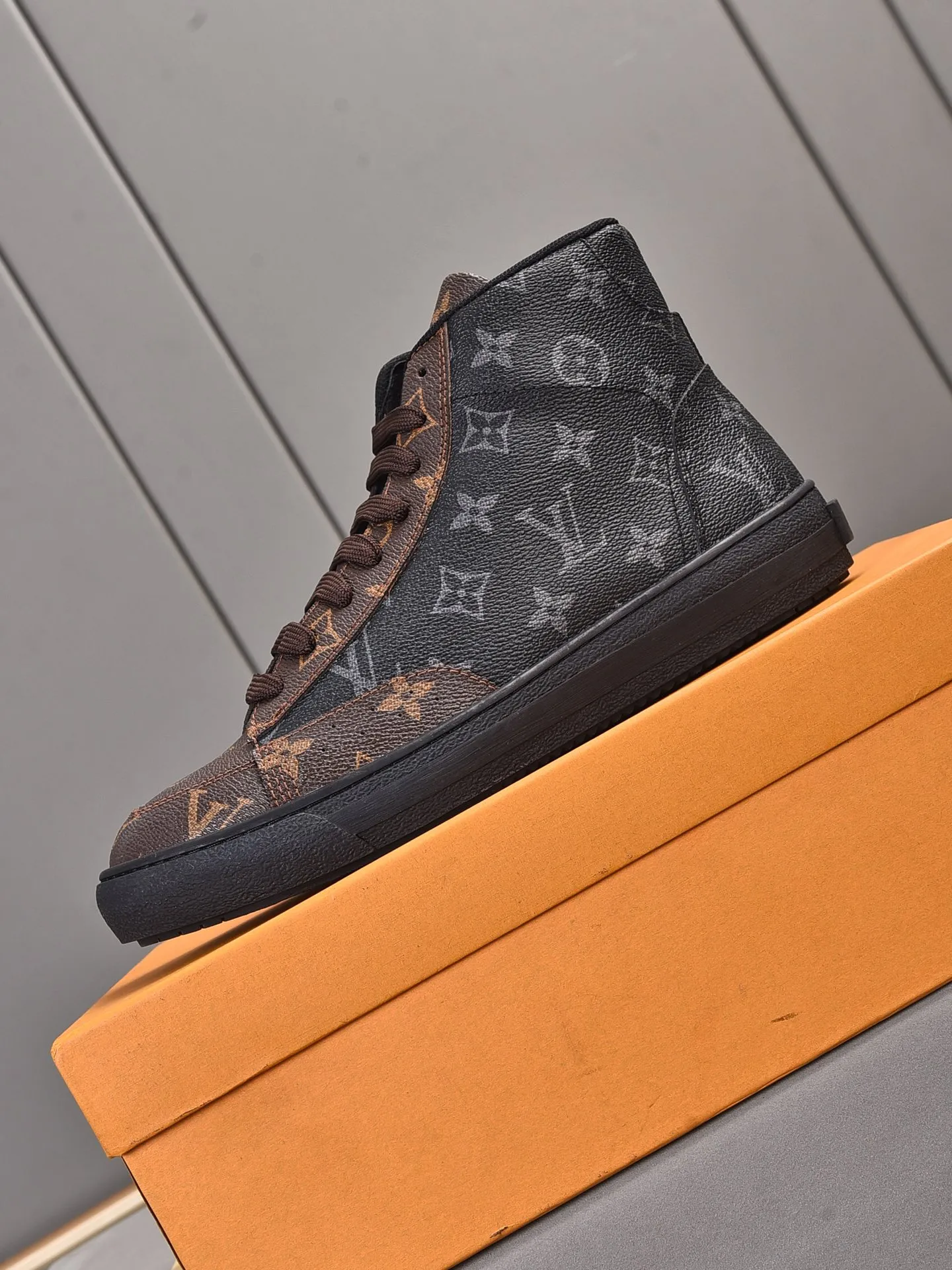 💰💰💰P440 [Latest LV high-top model] New casual Korean-style men's shoes, new autumn and winter design, perfect workmanship, cabinet quality, upper PVC material, breathable mesh lining; soft and comfortable, original rubber outsole super light Wear-resistant, simple, versatile fashion men's shoes, bright colors Two colors available Size 38--44 (45 46 customized)